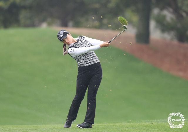 윤이나가 아이언 샷을 하고 있다. KLPGA