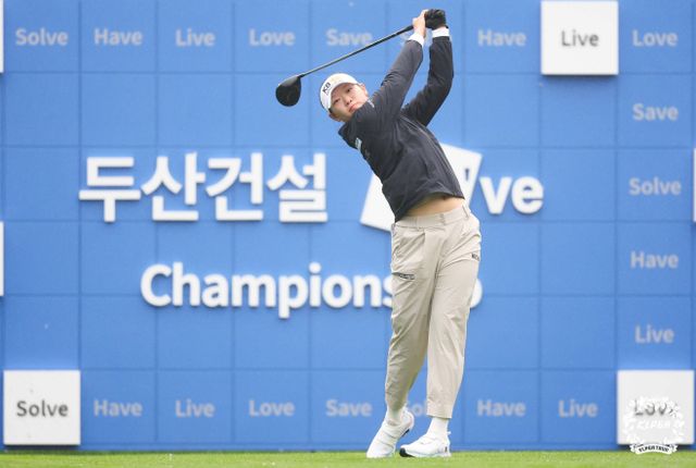 방신실이 티샷을 날리고 있다. KLPGA