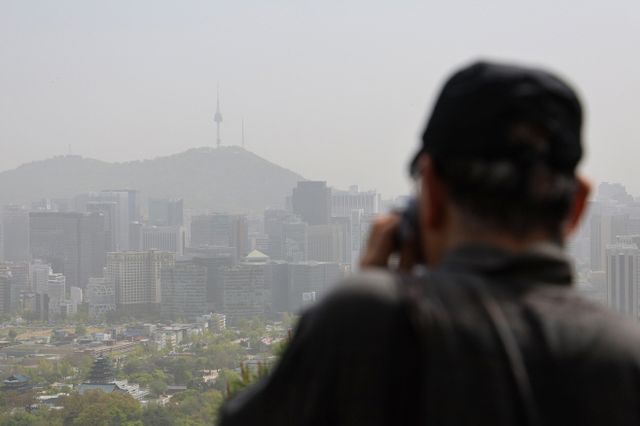 서울 도심 미세먼지 수준 '나쁨'