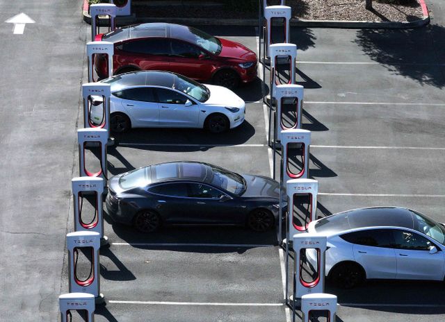 US-CALIFORNIA-OPENS-UP-TELSA-CHARGING-NETWORK-TO-ALL-NON-TESLA-E