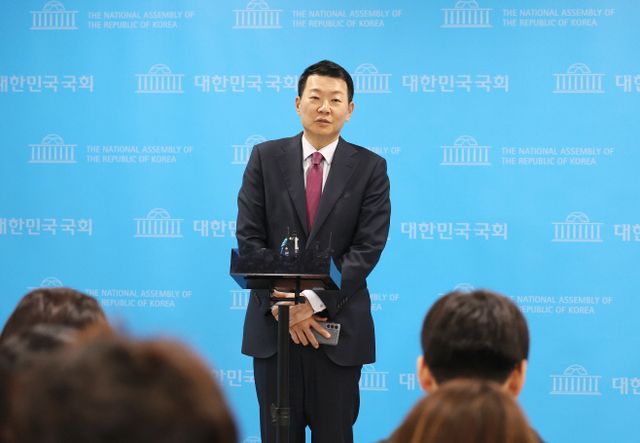 비대위원 및 당직 인선안 발표하는 윤희석 선임대변인