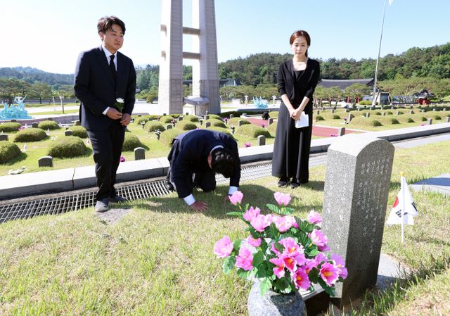 5·18 묘지 하나 하나에 정성을