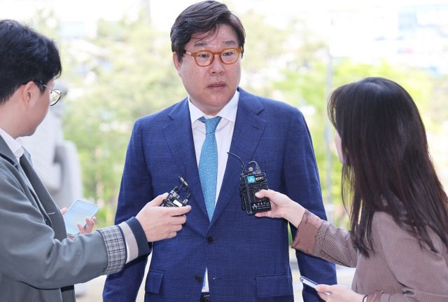 취재진 질문에 답하는 김성태<YONHAP NO-3641>