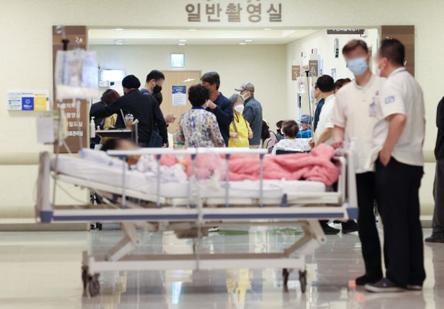 환자로 붐비는 병원<YONHAP NO-3861>