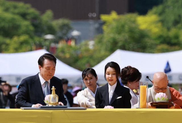 헌등하는 윤석열 대통령과 김건희 여사<YONHAP NO-2557>