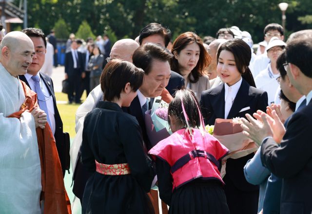 화동에게 꽃다발 받는 윤석열 대통령 부부<YONHAP NO-2568>
