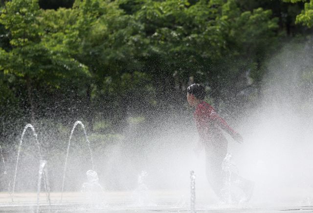 초여름 물놀이<YONHAP NO-3792>