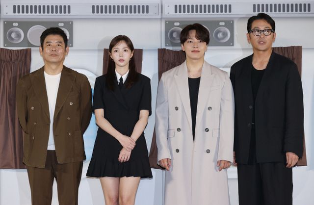 포즈 취하는 '하이재킹' 출연진