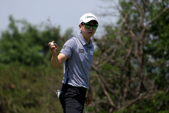 안준형 17번홀 버디퍼팅 성공 갤러리에게 인사