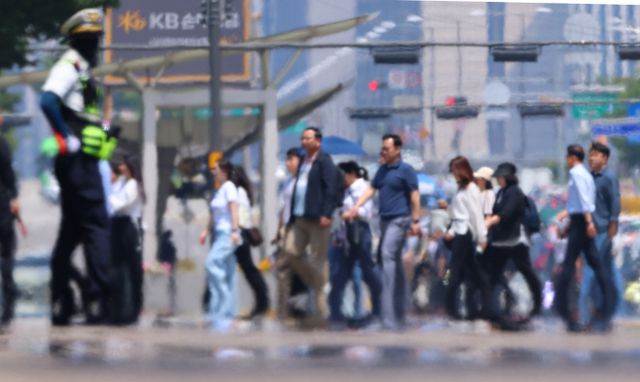 초여름 더위에 뜨겁게 달아오른 아스팔트