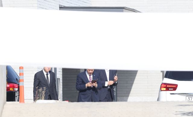 평산마을 도착한 황우여 위원장<YONHAP NO-4961>