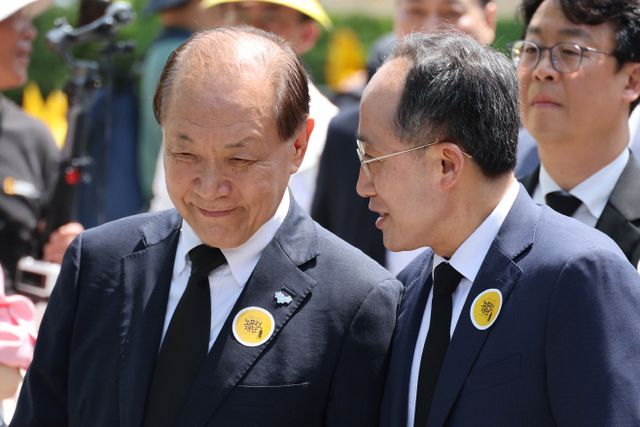 대화하는 황우여 비대위원장과 추