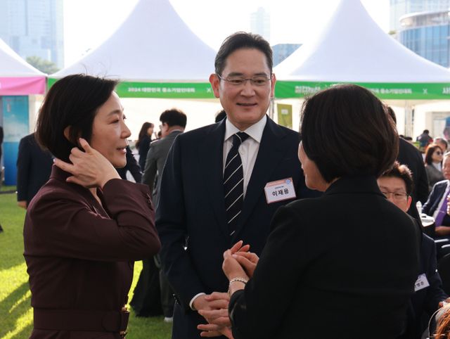 이야기 나누는 이재용 회장과 오영주 장관