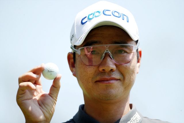 현장협 홀인원 볼들고 포즈1