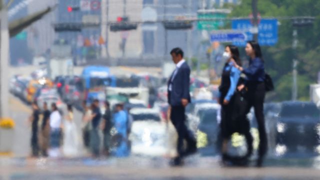 초여름 날씨, 아스팔트는 벌써부터 이글이글