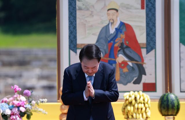 합장인사하는 윤석열 대통령<YONHAP NO-2569>