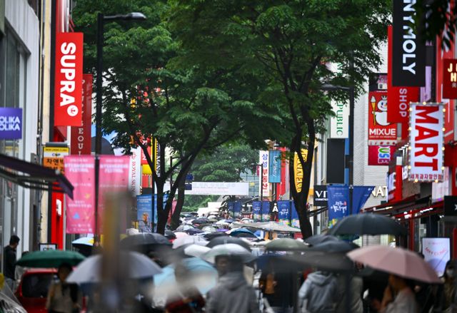 [포토] 우산 가득한 명동
