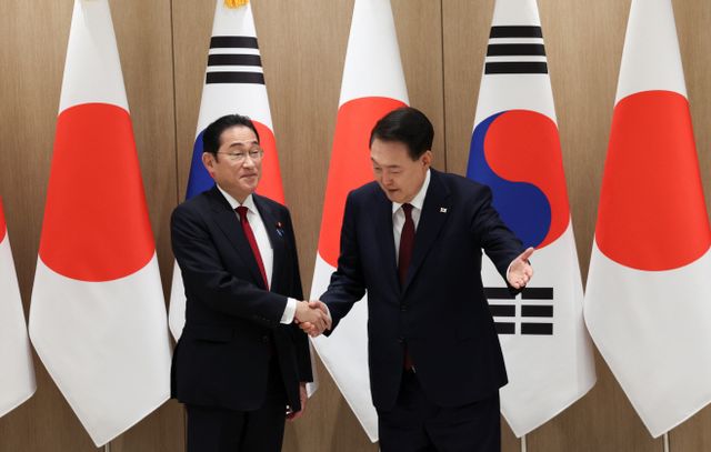 기시다 총리에게 자리 안내하는 윤석열 대통령