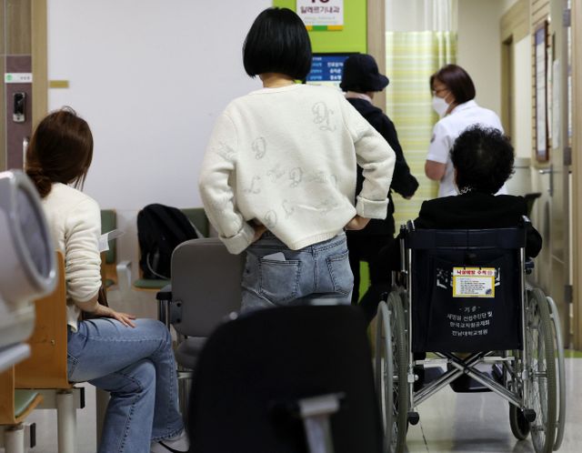 진료 대기하는 환자