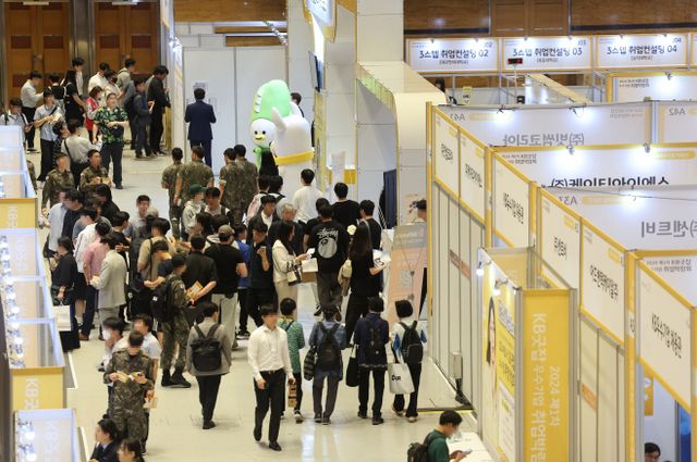 취업박람회 찾은 구직자들