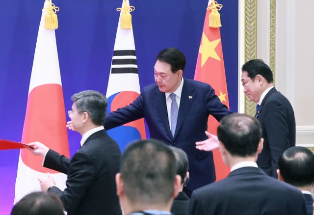 윤석열 대통령, 제9차 한일중 정상회의 공동기자회견 입장