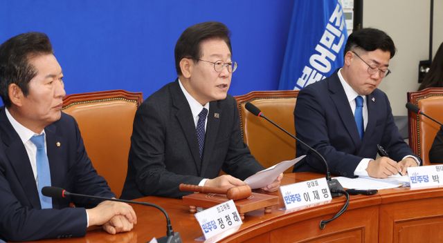 최고위원회의서 발언하는 이재명 대표