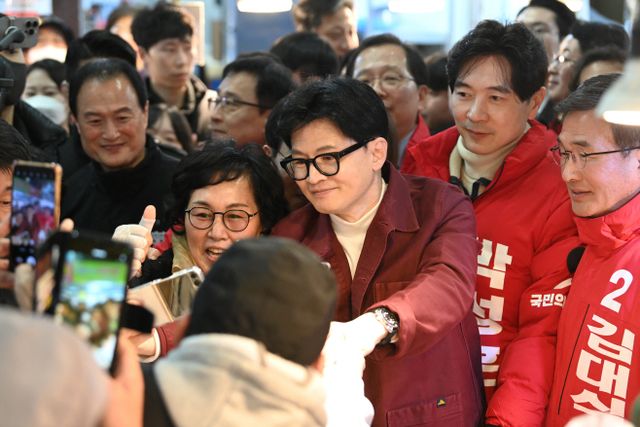 구포시장 찾은 한동훈 비대위원장<YONHAP NO-2151>