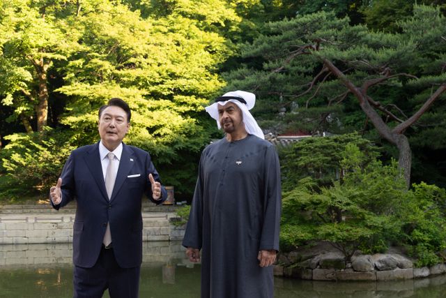 무함마드 UAE 대통령과 창덕궁 산책하는 윤석열 대통령