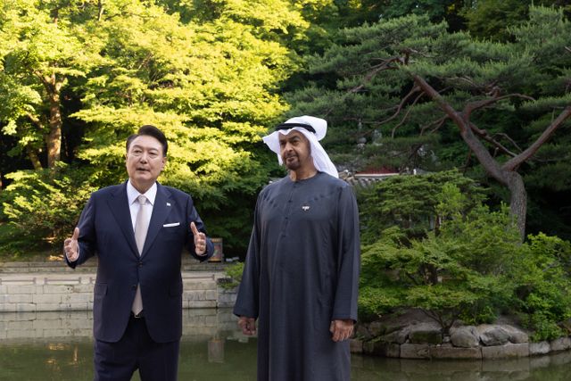 무함마드 UAE 대통령과 창덕궁 산책하는 윤석열 대통령