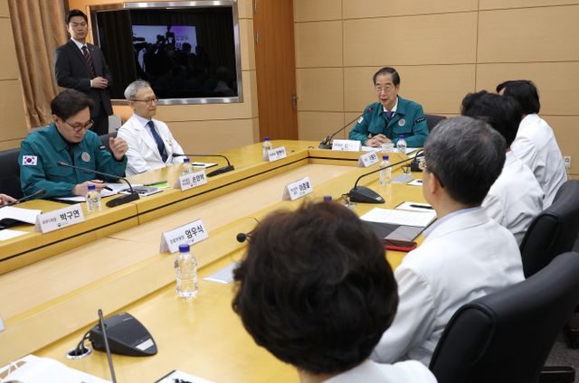 의사 집단행동 관련 국립암센터 직원 격려하는 한덕수 총리