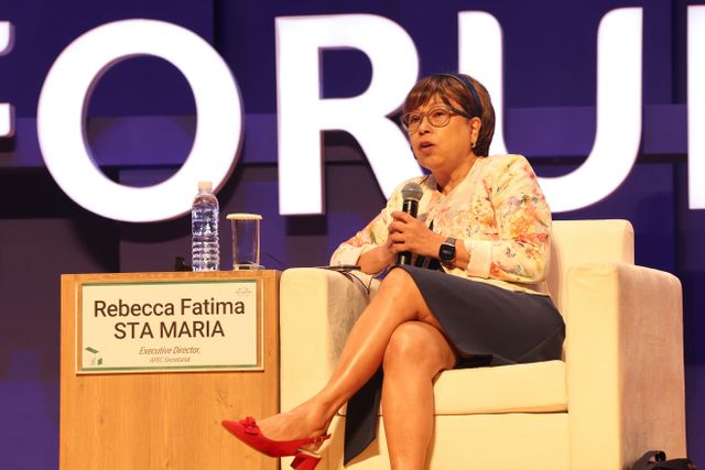 연설하는 APEC 사무국장