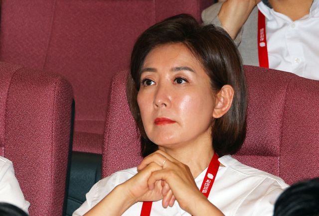 생각에 잠긴 나경원 당선인<YONHAP NO-5048>