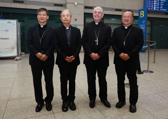 주교들과 기념사진 찍는 신임 주한 교황대사 가스파리 대주교