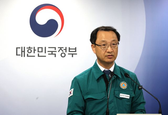 중대본 브리핑하는 전병왕 보건의료정책실장<YONHAP NO-3314>