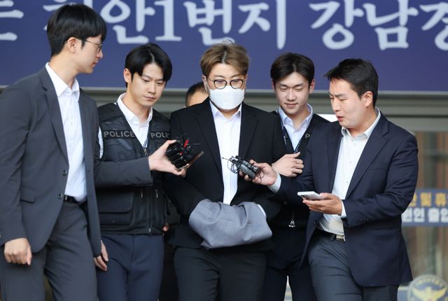 검찰 송치되는 김호중<YONHAP NO-2327>