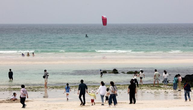 여름 앞둔 제주 바다 풍경<YONHAP NO-4262>