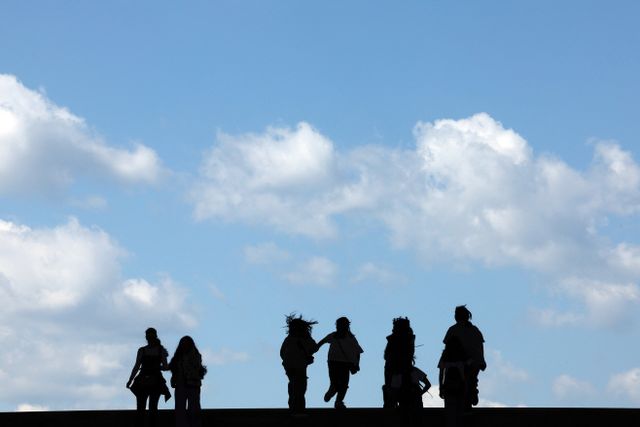 머리카락 휘날리도록<YONHAP NO-4304>