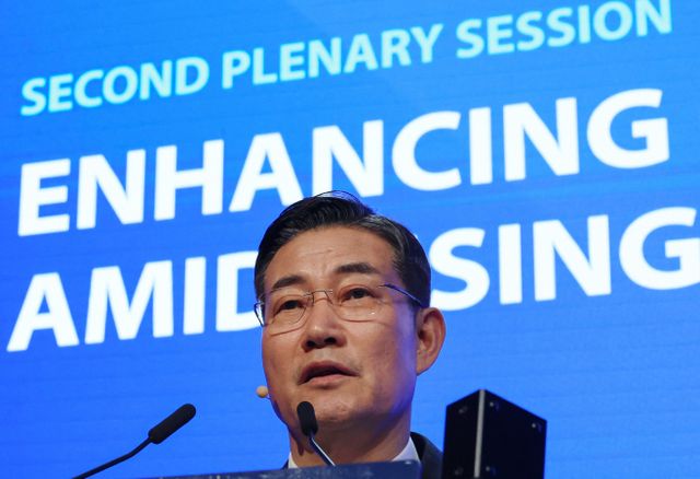 샹그릴라 대화 본회의서 연설하는 신원식 장관<YONHAP NO-2530>