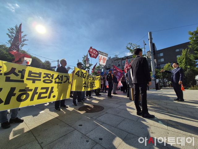 녹사평역 도착한 부정선거 수사촉구 시위대