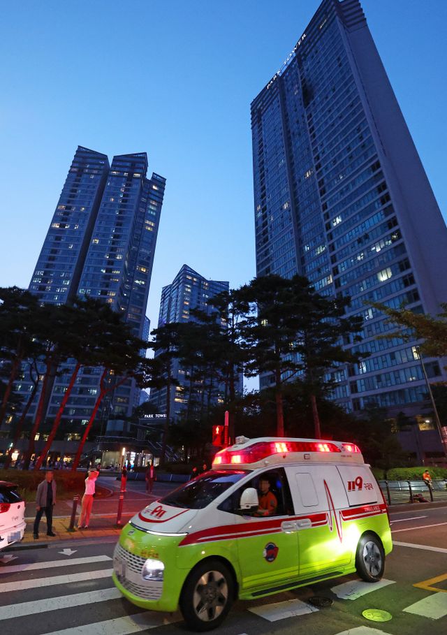 철수하는 구급차<YONHAP NO-6282>