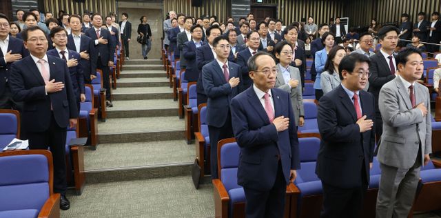 국기에 경례하는 추경호 원내대표와 의원들