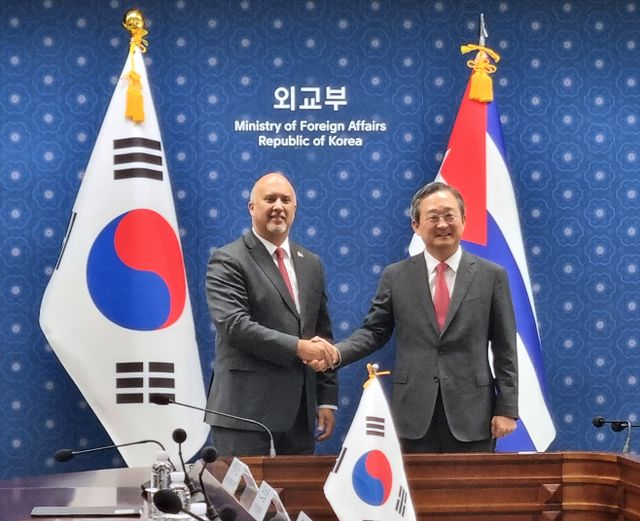 악수하는 카를로스 페레이라 쿠바 외교부 양자총국장과 정병원 외교부 차관보