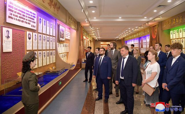 방북 러시아 청년친선대표단 '청년운동사적관' 참관