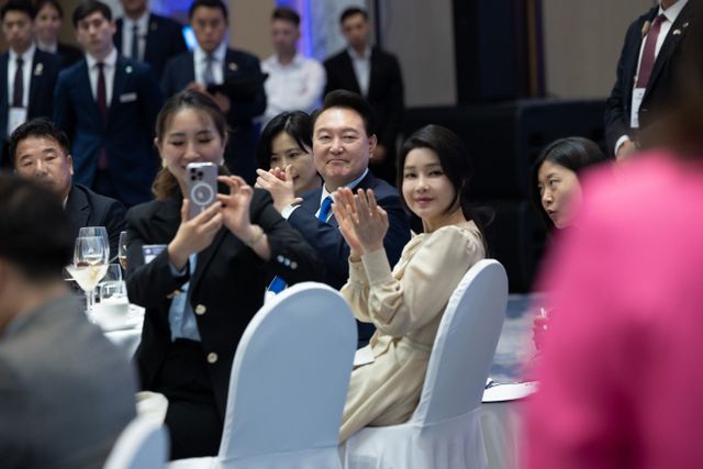 윤석열 대통령 부부, 우즈베크 동포들과 만찬 간담회