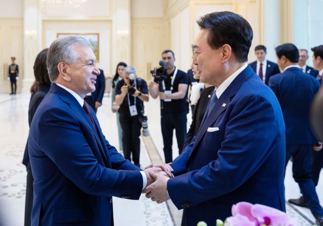 윤석열 대통령 맞이하는 우즈베크 대통령