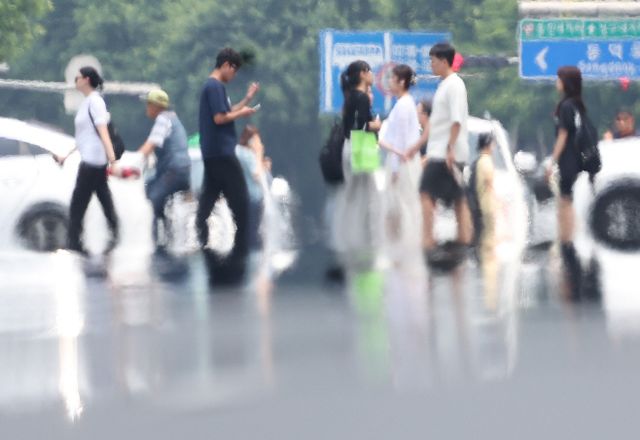 열기 속 시민들