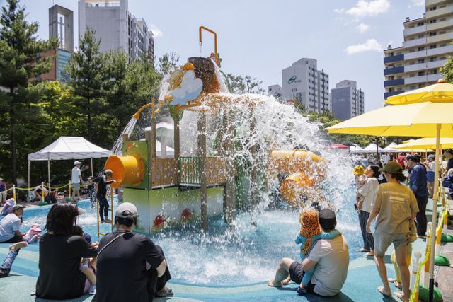 불볕더위에 붐비는 도심 물놀이장