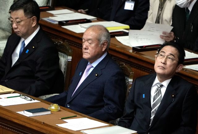 임시 국회서 야당 연설 듣는 기시다 日 총리