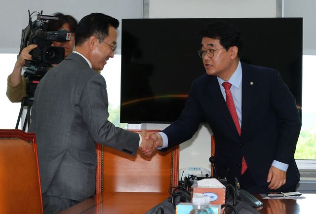 악수하는 배준영-박성준<YONHAP NO-4321>