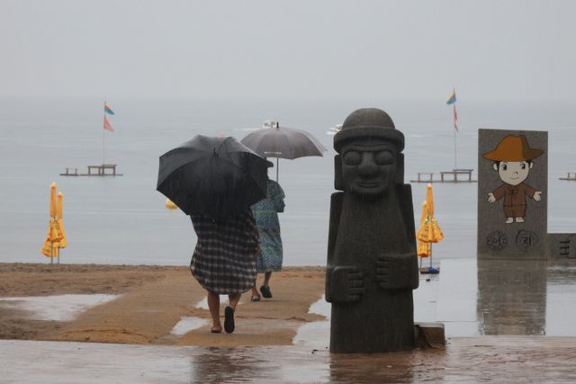 장맛비로 한산한 제주 해수욕장